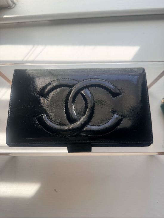 CHANEL Handbags - Authentic Chanel Timeless CC Patent Kisslock Wallet - Circa 1997-1999